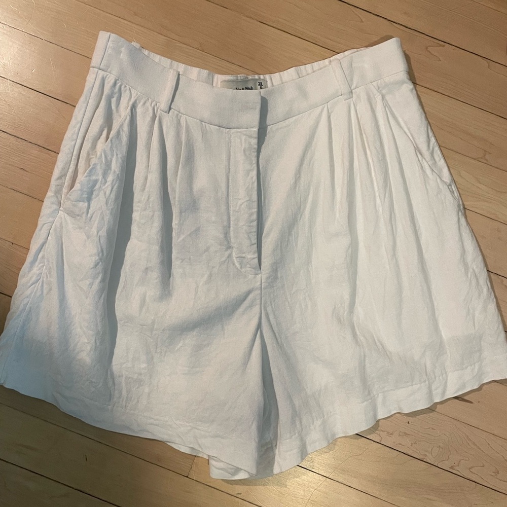 White High-Waist Pleated Shorts
